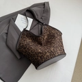 Große Shopper-Tasche mit Leopardenmuster, Ledergriffen und verstärktem Boden - Grün