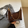 Sac bandoulière marron vintage avec patchwork en daim et grosse chaîne dorée chic - Marron