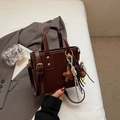 Borsa a secchiello in pelle marrone scuro con ciondolo a stella e orsetto, stile casual chic - Rosso Vino Con Pendente