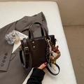 Borsa a secchiello marrone scuro retrò con finitura lucida e ciondolo a orsetto - Caffè con Ciondolo