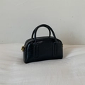Detail der glänzenden schwarzen Boston-Tasche mit FRENZIEDESS-Prägung und goldenen Beschlägen - Schwarz ohne Anhänger