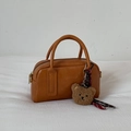 Détail du sac bowling marron avec texture litchi, zip en métal et peluche d'ours - Jaune Brun Avec Pendentif