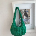 Détail du sac hobo matelassé vert citron montrant la texture bouffante et l'étiquette - Vert
