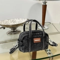 Schwarze Denim Mini-Handtasche mit braunem Lederpatch und abnehmbarem Schultergurt - Schwarz