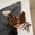 Bruine suède halve maan tas met gouden ketting en vintage gesp detail voor dames - koffiekleur