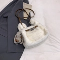 Witte pluche handtas met bruine riem en grijze konijnenhanger voor damesmode - Wit Met Hanger