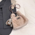 Roze pluche emmertas met metalen draaisluiting en een schattige konijnenhanger - Roze Met Hanger
