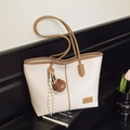 Große Retro-Tragetasche in Beige und Braun mit süßem Plüschbären-Anhänger - Cremeweiß