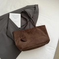 Bolso tote marrón de gran capacidad con textura de ante y colgante en estilo retro 2025 - Marrón