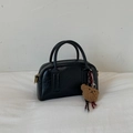 Schicke schwarze Boston-Tasche aus PU-Leder mit runden Griffen und Plüschbär-Anhänger - Schwarz Mit Anhänger