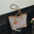 Große Retro-Tragetasche in Taupe mit braunem Kontrastrand und Plüschbär-Anhänger - Grau