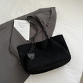 Bolso tote negro mate minimalista con asas finas y colgante decorativo redondo - Negro