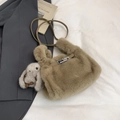Chique kaki pluche crossbody tas voor dames met een schattige konijnen hanger accessoire - Khaki Met Hanger