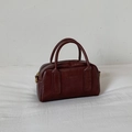 Dunkelbraune Retro-Bowlingtasche mit Tragegriffen und strukturierter Oberfläche - Kaffee ohne Anhänger
