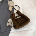 Sac fourre-tout en fausse fourrure marron foncé pour femme avec pendentif lapin blanc mignon - Brun (Avec Charme de Lapin)