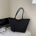 Borsa tote nera minimalista in nylon opaco con spalline lunghe per il pendolarismo quotidiano - Nero senza Ciondolo