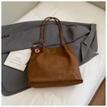 Bolso tote de cuero marrón mate con detalle de nudo para uso diario y oficina - Con Colgante / Marrón
