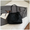 Bolso tote de ante negro vintage con amuleto decorativo para la moda de otoño 2025 - Con Colgante / Negro