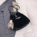 Sac bandoulière tendance en fausse fourrure noire avec boucle argentée et lapin - Noir (Avec Charme de Lapin)