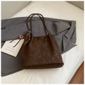 Bolso tote retro de ante marrón oscuro con logotipo dorado y colgante decorativo - Con Colgante / Marrón