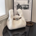 Mini sac à main en fausse fourrure blanche avec bandoulière en cuir brun et fermoir métal - Blanc (Sans Pendentif)