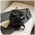 Zaino minimalista in pelle PU nera con cuciture bianche e fibbie in metallo lucido - Nero
