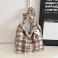 Gedetailleerd beeld van de geruite pluche shopper met krullende fleece-textuur - Roze