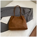 Bolso tote marrón de piel mate con correas largas para el hombro y un logotipo minimalista - Sin colgante / Marrón