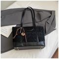 Elegante borsa tote trapuntata nera con finiture in pelle e ciondoli decorativi - Con Ciondolo / Nero