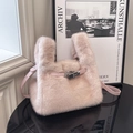Sac à main en fausse fourrure rose avec fermoir rotatif argenté et bandoulière - Rose (Sans Charme)
