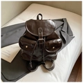 Zaino vintage in pelle marrone scuro con cuciture bianche e due tasche frontali - Marrone
