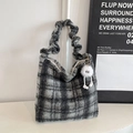 Macro-opname van grijze geruite fleece shopper met geplooide handgreep en pluche hanger - Grijs