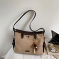 Borsa hobo minimalista in camoscio kaki con finiture marrone scuro e nappa decorativa - Cammello Con Ciondolo