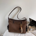 Borsa hobo minimalista in camoscio marrone caffè con cuciture a contrasto e perline - Caffè Con Pendente