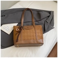 Borsa tote in camoscio testa di moro con motivo a rombi e ciondolo decorativo in metallo - Con Ciondolo / Marrone