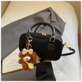 Borsa a mano classica Boston nera opaca con ciondolo a forma di orsetto di peluche - Nero (Con Ciondolo a Orso)