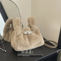 Sac à main chic en fausse fourrure marron clair avec bride en cuir et fermoir argenté - Kaki (Sans Pendentif)