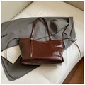 Sac fourre-tout à la mode en cuir verni marron foncé avec finition brillante et longues anses - Café (Sans Pendentif)