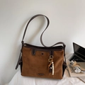 Borsa a spalla vintage in pelle e camoscio marrone con nappa di perline e placca - Marrone con Ciondolo