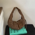 Dettaglio della borsa hobo in tela leopardata con cerniera e lacci decorativi - Stampa leopardata
