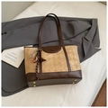 Borsa tote vintage patchwork kaki e marrone con motivo trapuntato e ciondolo - Con Ciondolo / Cachi