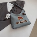 Graublaue Halbmond-Tragetasche mit Teddybär-Anhänger und Strong-Stickerei-Detail - Blau