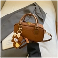 Borsa Boston in pelle scamosciata marrone con manici in pelle e ciondolo orsetto di peluche - Caffè (Con Charm Orsetto)