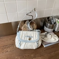 Cremefarbene Plissee-Schultertasche mit blauer Paspelierung und Herzanhänger - Blau