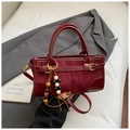 Retro burgundy baguette bag in glossy leather and suede with colorful beaded charm - Red (With Pendant)
