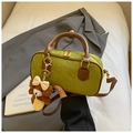 Borsa Boston verde erba in camoscio con ciondolo a orsetto marrone e manici in stile retrò - Verde (Con Charm Orsetto)