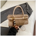Bolso baguette beige y marrón elegante con hebilla dorada y amuleto de cuentas único - Caqui (Con Colgante)