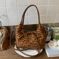 Detailansicht der Einkaufstasche mit Leopardenmuster, braunem Leder und Schleifendekor - Leopard Braun