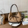 Detail der Wildleder-Leoparden-Tragetasche mit Lederschleife und braunen Griffen - Khaki