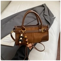 Borsa baguette in pelle marrone con patchwork caramello e ciondolo di perline su bianco - Marrone (Con Pendaglio)